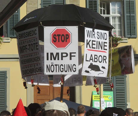 Demo
                        Winterthur 18.9.2021: Botschaften h�ngen an
                        einem Regenschirm: Stopp Impfn�tigung +
                        Laborratten + kr. Swissmedic