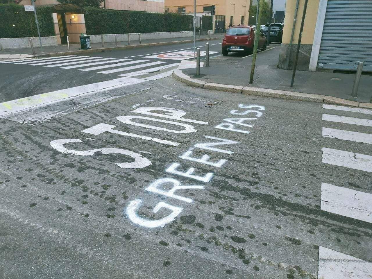 Widerstand Italien
                                21.10.2021: "Stop Green Pass"
                                auf der Strasse