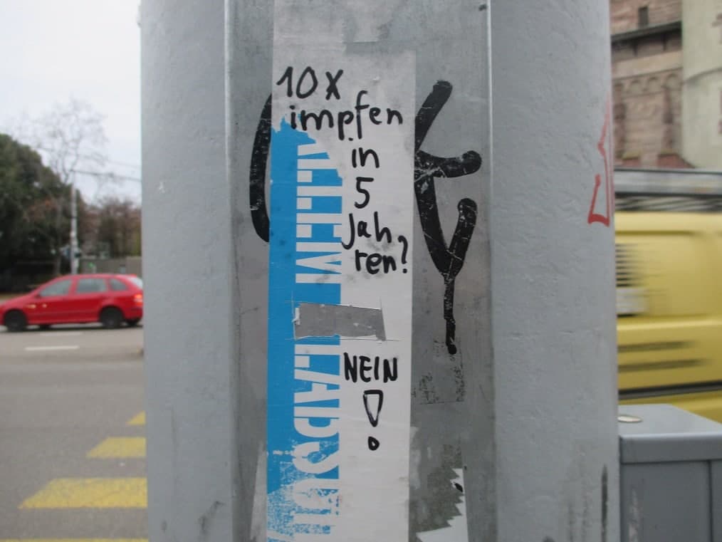 Widerstand
                                  Schweiz 30.11.2021: Grafitto mit
                                  klarer Ansage: 10x impfen in 5 Jahren?
                                  NEIN!