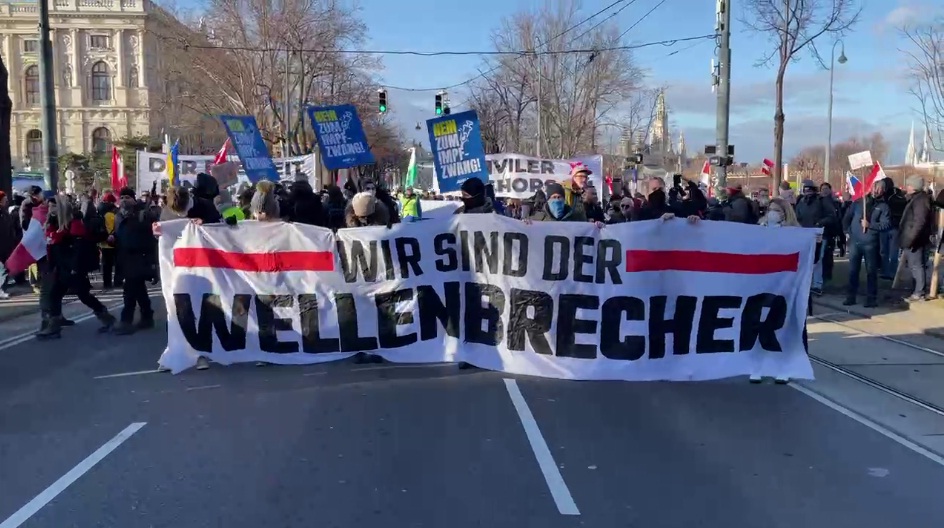 Demo in
                  Wien gegen Coronawahn 8.1.2022: Banner "Wir sind
                  die Wellenbrecher"