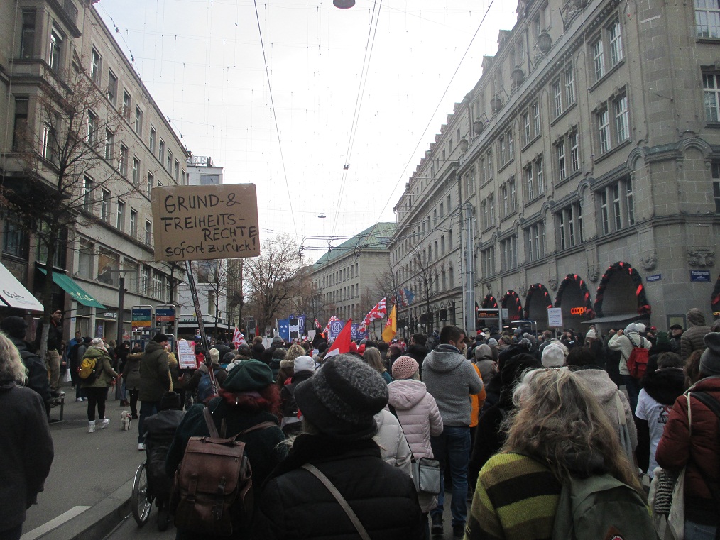 Demo in
                  Z�rich 8.1.2022 15: Der Demozug geht durch einen Teil
                  der Bahnhofstrasse