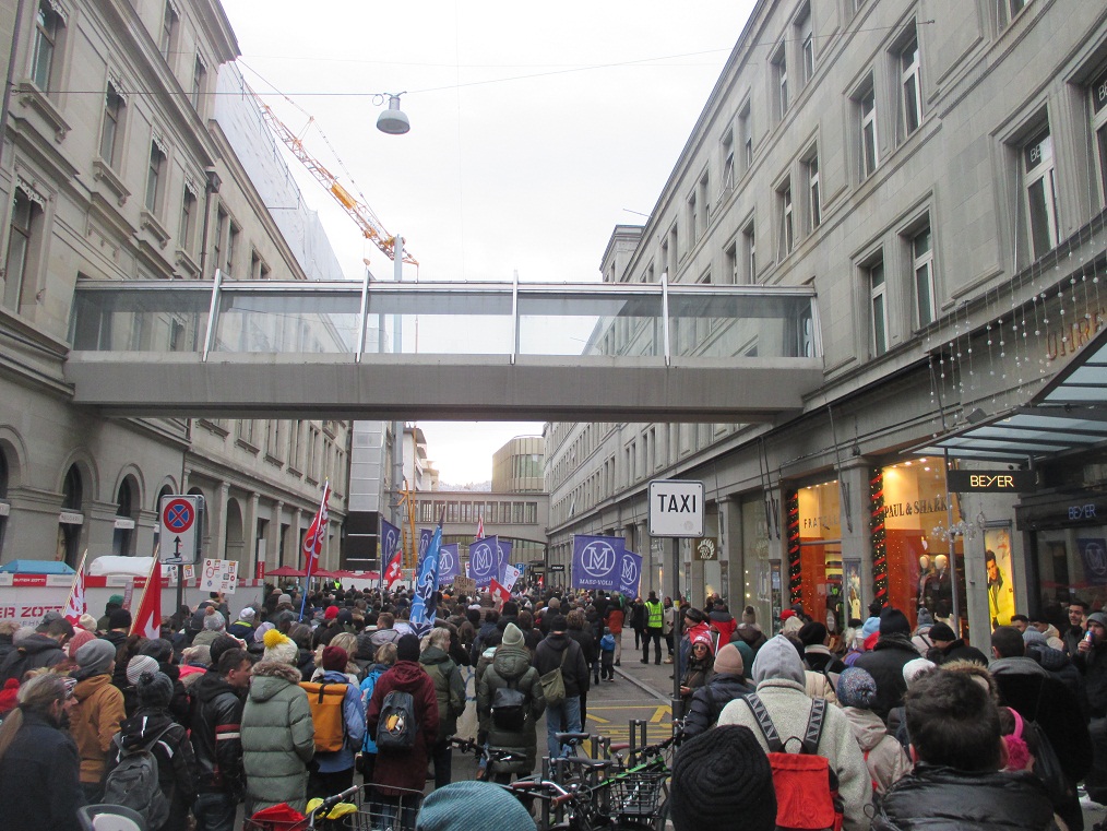 Demo in
                  Z�rich 8.1.2022 16: Der Demozug zieht durch das
                  Bankenviertel von Z�rich