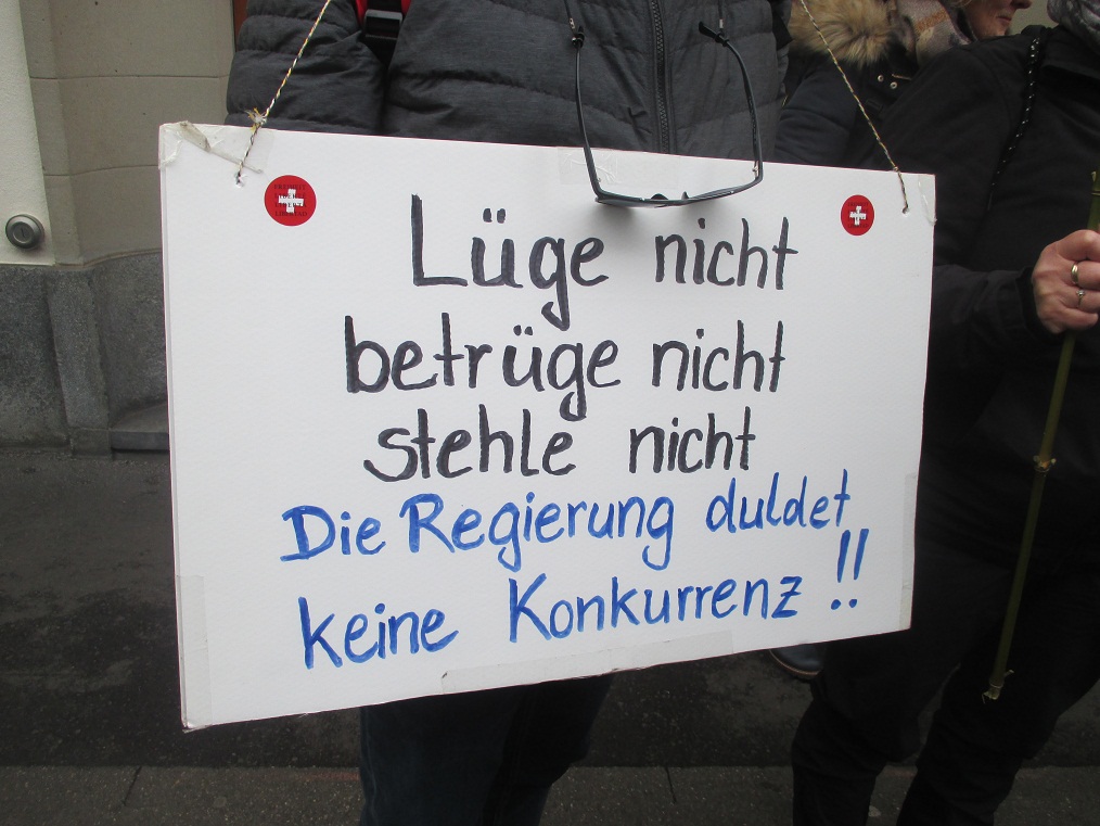 Demo in Z�rich 8.1.2022
                    19: Die kriminelle Regierung l�gt, betr�gt und
                    klaut! "L�ge nicht - betr�ge nicht - stehle
                    nicht. Die Regierung duldet keine Konkurrenz! [19]