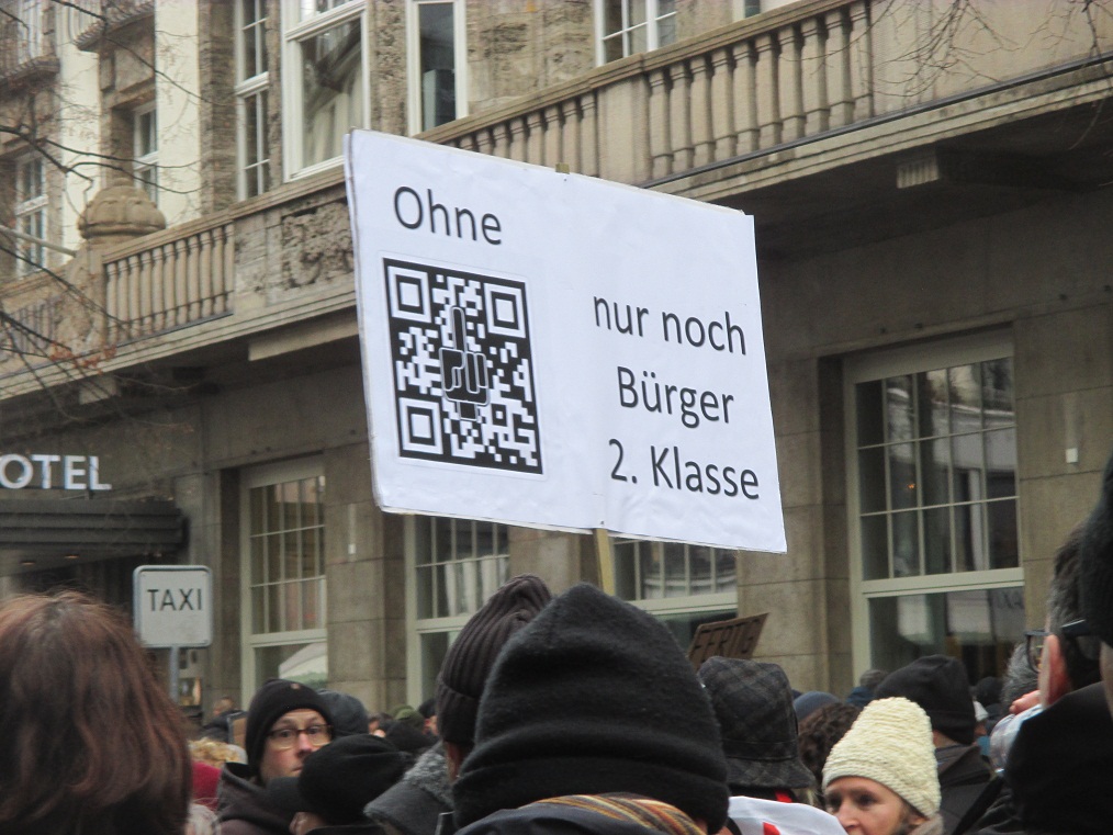 Demo in Zurich, Jan.8, 2022 08:
                  Without QR code one should be only citizen 2nd class?
                  No way! (Ohne QR-Code soll man nur noch B�rger 2ter
                  Klasse sein? Geht nicht!)