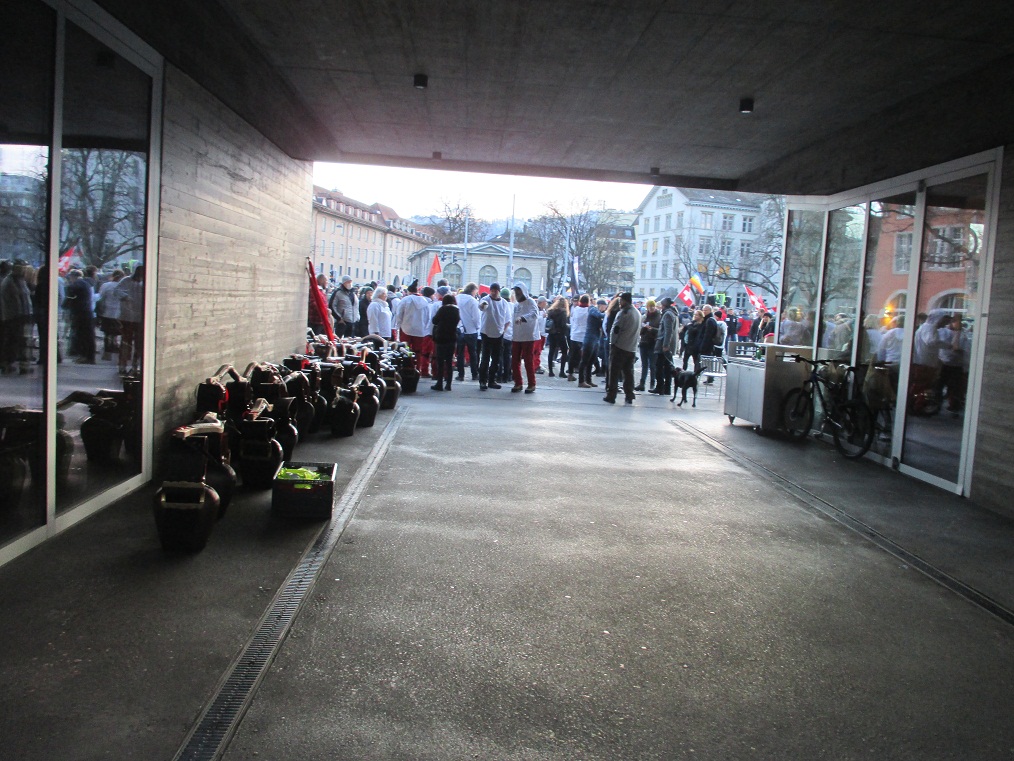 Demo in Z�rich 8.1.2022 23:
                  Trychlerglocken auf dem Helvetiaplatz