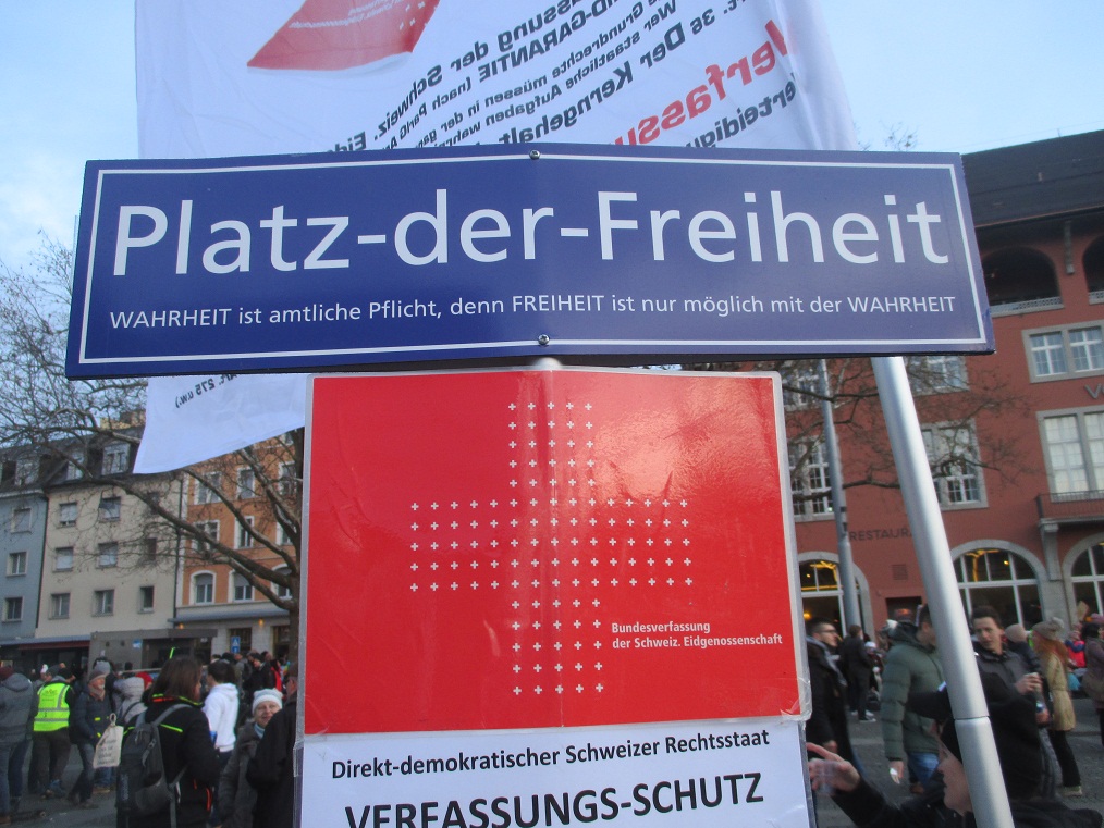 Demo in Z�rich 8.1.2022 24: Das
                  Strassenschild "Platz der Freiheit" von den
                  Freunden der Verfassung
