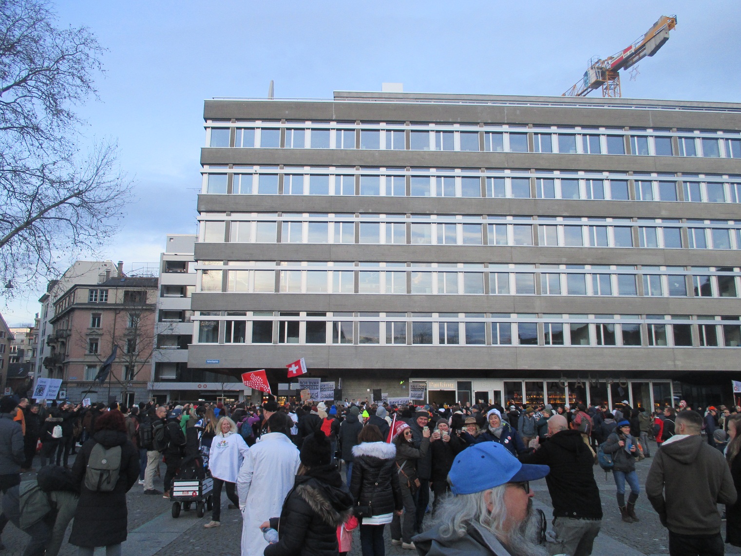 Demo in Z�rich 8.1.2022 22:
                    Nachfeier mit der Fahne der Freunde der Verfassung
                    auf dem Helvetiaplatz