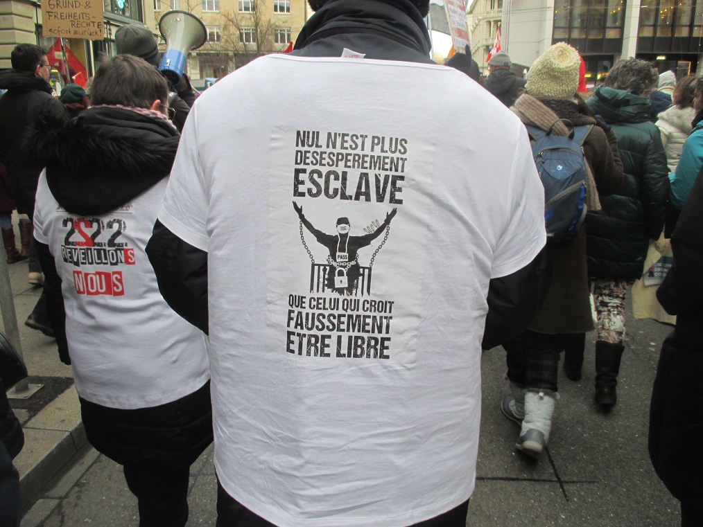 Demo in Z�rich 8.1.2022
                  12: Sklaverei wird nicht m�glich sein: Wer sich in der
                  Sklaverei frei f�hlt, hat ein falsches Freiheitsgef�hl
                  (Nul n'est plus d�s�sp�rement �sclave que celui qui
                  croit faussement �tre libre) [12] Aufwachen!
                  (R�veillons-nous!) [12]