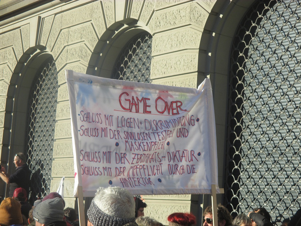 Demo in Bern 22.1.2022: Plakat "Game
over" Demo in Bern 22.1.2022: Plakat
"Game over"