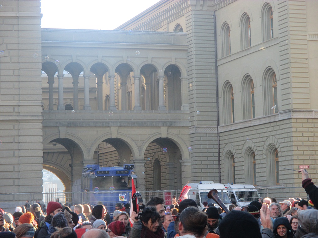 Bern 22.1.2022: Demo beim Bundeshaus mit
Wasserwerfer der kriminellen Costapo einsatzbereit mit
Chauffeur drin Bern 22.1.2022: Demo beim
Bundeshaus mit Wasserwerfer der kriminellen Costapo
einsatzbereit mit Chauffeur drin