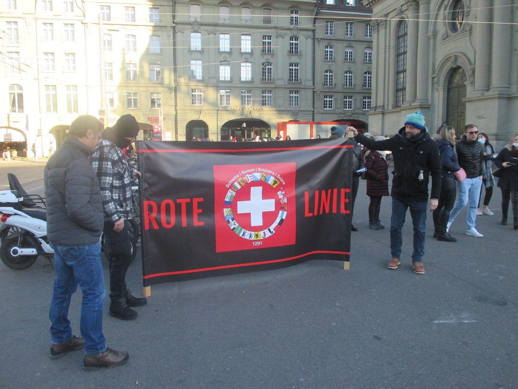 Demo in Bern 22.1.2022: Plakat mit der
"Roten Linie" Demo in Bern 22.1.2022:
Plakat mit der "Roten Linie"