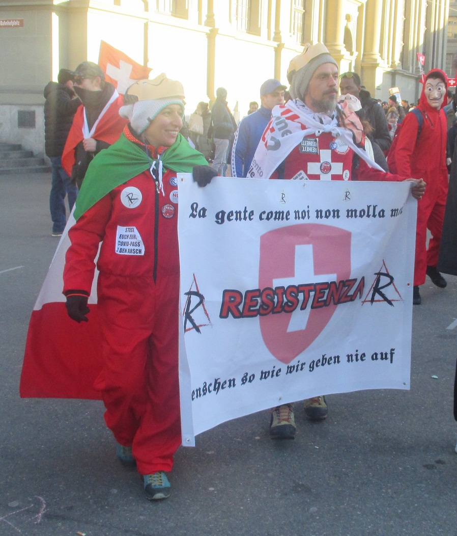 Demo in Bern 22.1.2022: Plakat "Resistenza
Menschen so wie wir geben nie auf" Demo in
Bern 22.1.2022: Plakat "Resistenza Menschen so
wie wir geben nie auf"