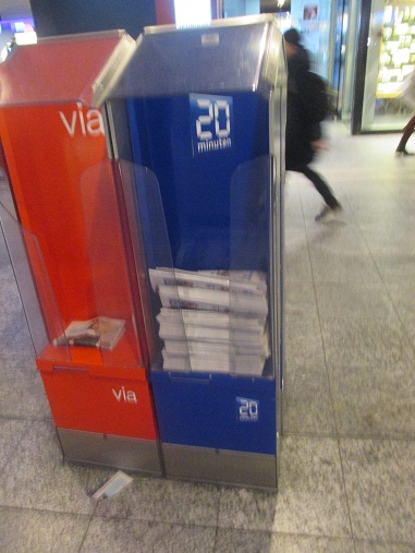 Hauptbahnhof Bern: Die Gratis-Antifa-Zeitung
20minutten ist nicht mehr so beliebt, der Kasten ist um
16:50 Uhr noch halb voll Hauptbahnhof Bern: Die
Gratis-Antifa-Zeitung 20minutten ist nicht mehr so
beliebt, der Kasten ist um 16:50 Uhr noch halb voll