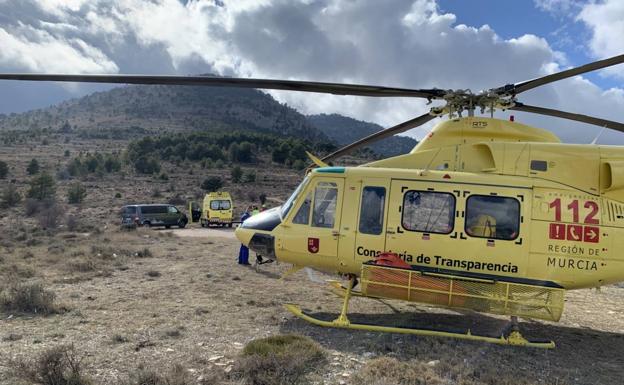Moratalla, Provinz
                  Murcia: 52-jähriger Bergwanderer stirbt nach
                  plötzlichem Herzstillstand. Vergeblicher
                  Helikoptereinsatz. Meldung vom 6.2.22: Fallece un
                  senderista de 52 años en la pedanía de Inazares, en
                  Moratalla