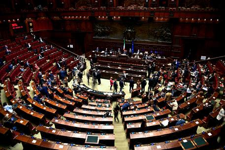 Verdacht GENimpfschaden Parlament
                    in Rom 7.2.2022: Der Abgeordnete Federico Mollicone
                    wird ohnmächtig