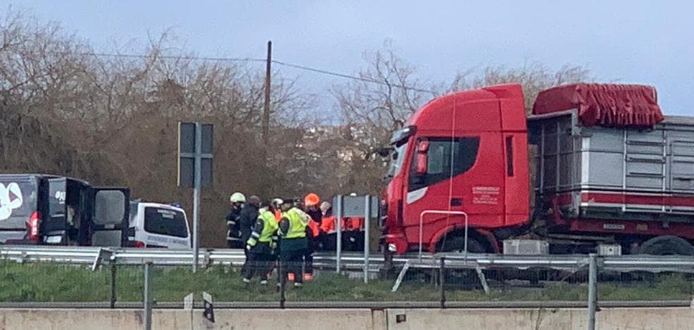Verdacht GENimpfmord in Santander
                  (Spanien) 15.2.2022: Lkw-Fahrer (48) erleidet
                  Herzsstillstand am Steuer - tot - Lkw bremst an
                  Leitplanke - Meldung vom 14.2.2022: Erst 48-j�hriger
                  Kraftfahrer erleidet bei Santander am Steuer t�dlichen
                  Herzstillstand, sein LKW wird von der Leitplanke
                  gebremst (orig. Spanisch: Muere un camionero de 48
                  a�os a causa de un infarto, choca contra el
                  guardarra�l y bloquea el acceso a Raos)