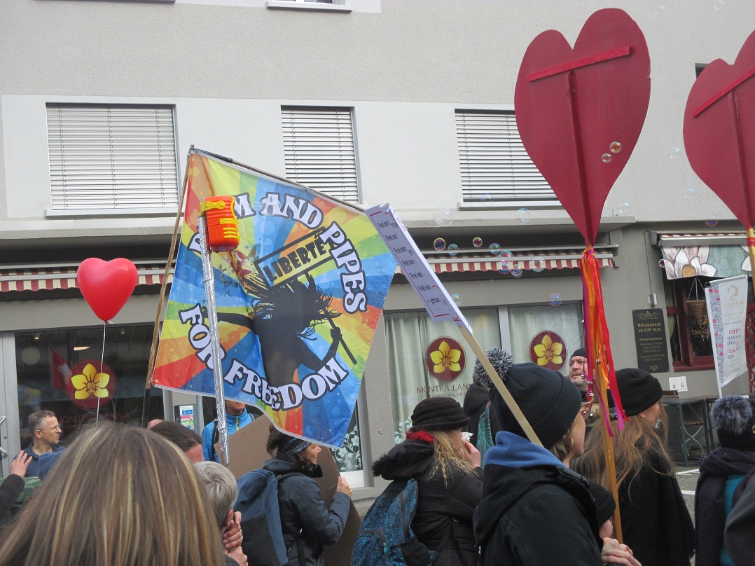 Demo �rlikon 19.2.2022 10: Fahne der
                  Dudelsackgruppe "Drum and pipes" mit Herzen
                  nebendran