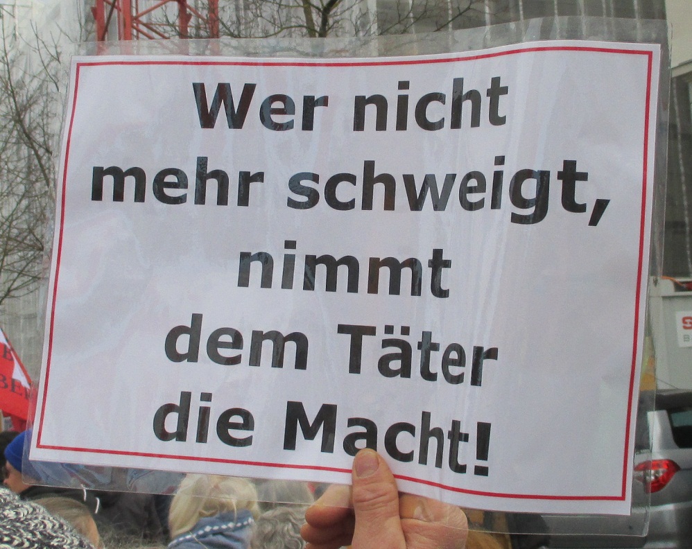 Demo �rlikon
                  19.2.2022 14: Das Plakat zeigt die Strategie zum
                  Machtwechsel