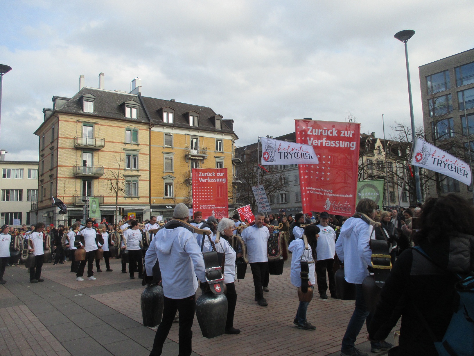 Demo in
                  Z�rich-�rlikon 19.2.2022 76: Die Trychler machen ihren
                  Abschluss 01