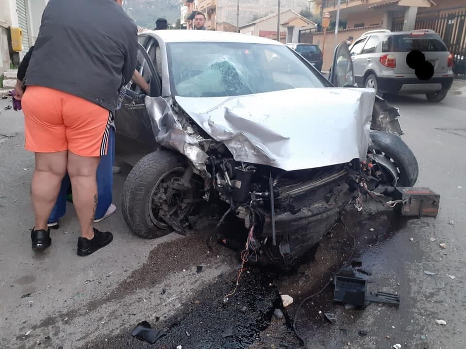 Verdacht Vaccident
                        Palermo 7.3.2022: Autofahrer Salvatore Scir�
                        stirbt am Steuer mit 39 Jahren - f�hrt ins
                        geparkte Autos und endet an einer Hausmauer -
                        keine Bremsspur: Villabate, si schianta con
                        l'auto: muore a 39 anni, lascia la moglie e due
                        bambini
