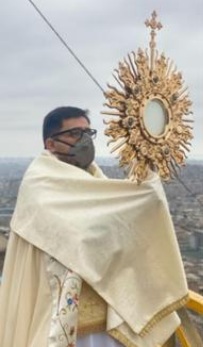 Verdacht GENimpfschaden in Peru
                  23.3.2022: Peruanischer Armenpriester erleidet mit 55
                  Jahren drei Hirnschläge und 1 Auge wird immer
                  schlechter: (orig. Spanisch: Padre Omar sobrevivió a
                  tres infartos cerebrales)