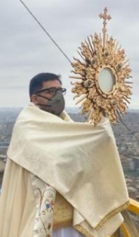 Verdacht GENimpfschaden in Peru
                23.3.2022: Peruanischer Armenpriester erleidet mit 55
                Jahren drei Hirnschl�ge und 1 Auge wird immer
                schlechter: (orig. Spanisch: Padre Omar sobrevivi� a
                tres infartos cerebrales)