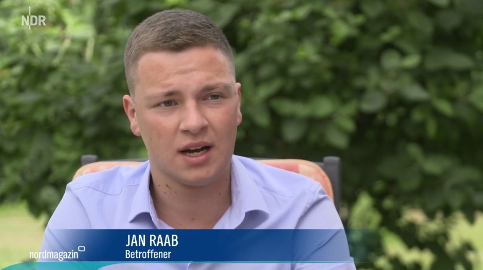 Jan Raab 4R 17.6.2022: Doku des
                  NDR - vorher war er Triathlet: Seit der 3.
                  "Coronaimpfung" hat er: Atembeschwerden,
                  Schmerzen in den H�nden, Herzschw�che, Stechen in der
                  Brust, Tinnitus
