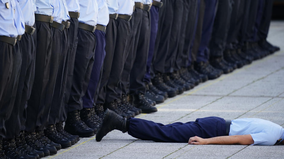 21.7.2022: Zu warm für Uniform
                  und Mütze in Berlin: Bei feierlichem Gelöbnis: Soldat
                  fällt während Hitze einfach um