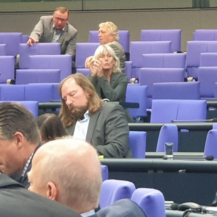 Verdacht SCHLANGENGIFTimpfschaden 4R-Berlin
                  16.8.2022: Anton Hofreiter schlaft im Bundestag
                  (Zionsynagoge) Im Schlaf Geld verdienen? Das geht
                  wirklich! Sie fragen sich, wie das funktioniert?