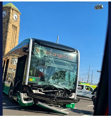 Verdacht Vaccident am 10.4.2025: Da war ein Bus
im Weg am Badischen Bahnhof: Badischer Bahnhof Basel:
Ganzer Bahnhof abgesperrt - grosser Polizeieinsatz Verdacht Vaccident am 10.4.2025: Da war ein Bus
im Weg am Badischen Bahnhof: Badischer Bahnhof Basel:
Ganzer Bahnhof abgesperrt - grosser Polizeieinsatz