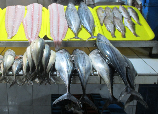 Mostrador de pescado en un mercado de Lima 2019