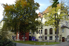 Frauenkliniken behandeln
                                    Unfruchtbarkeit (hier: Frauenklinik
                                    Jena)