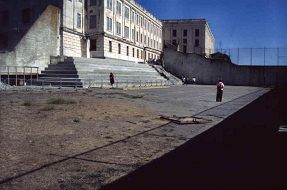 Der
                          Gefängnishof auf der Gefängnisinsel Alcatraz
                          vor San Francisco. Die Trostlosigkeit ist
                          nicht zu überbieten, und entsprechend wird
                          auch die seelische Energie der Gefangenen
                          trostlos gewesen sein. 1963 wurde der Knast
                          geschlossen.