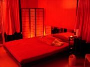 Rotzimmer, rotes Zimmer: Menschen mit
                        schweren psychischen Blockaden werden im
                        Rotzimmer deblockiert