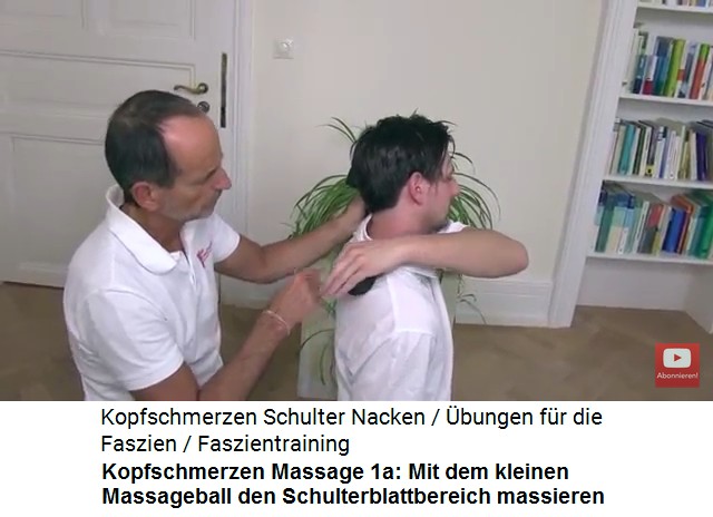 Kopfschmerzen Video 1 Massage 1a: Mit
                        dem kleinen Massageball wird der
                        Schulterblattbereich massiert