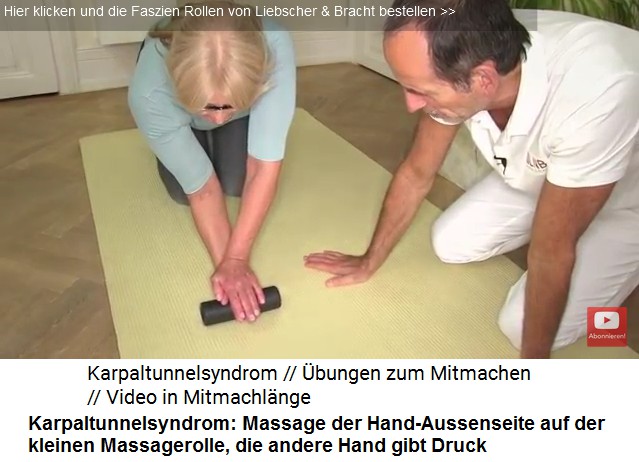 Massage gegen
                  Karpaltunnelsyndrom 3b: Die Aussenhand des betroffenen
                  Arms wird auf die kleine Massagerolle gelegt und die
                  andere Hand gibt Druck oben drauf