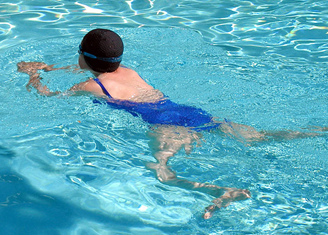 Ruhig
                                  schwimmen ist beste Physiotherapie und
                                  St�rkung f�r die
                                  Wirbels�ulenmuskulatur, f�r Leute, die
                                  an einem See wohnen oder im
                                  Schwimmbad