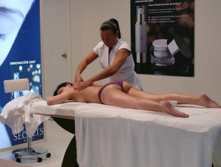 Massage auf einem
                  Massagetisch