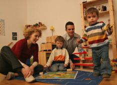 Spielen
                  h�lt das Gehirn fit, z.B. im Familienspiel