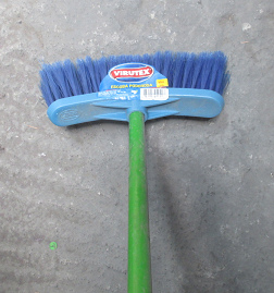 Mit einem Besen den
                Boden wischen - so geht Hom�opathie: Den Boden s�ubern