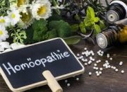 Blumen, Kr�uter, K�gelchen
                und ein Schild "Hom�opathie"