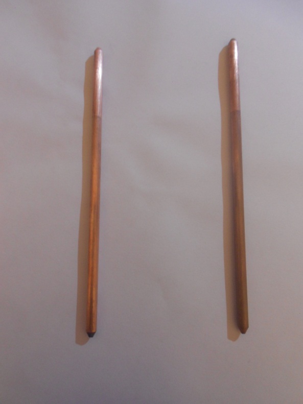 las varillas de
                cobre despu�s de la producci�n de agua de cobre con agua
                destilada, una varilla es m�s clara otra es oscura
                negrita 2