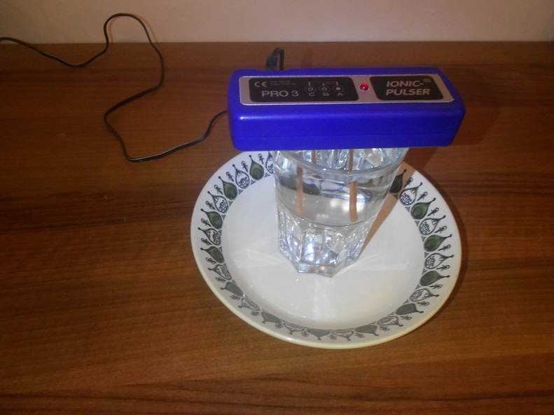 Producci�n del agua de cobre con agua destilada con
                el aparato pulsador de iones Ionic Pulser