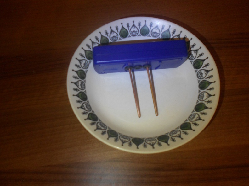 las varillas de
                cobre despu�s de la producci�n de agua de cobre con agua
                destilada, una varilla es m�s clara otra es oscura
                negrita 1