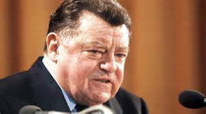 Gente "sin
                    cuello" con cifosis donde la cabeza est�
                    directamente "en el tronco": el pol�tico
                    alem�n Franz-Joseph Strauss, retrato