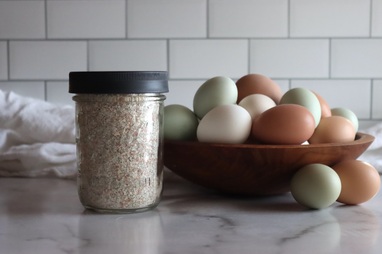 Des oeufs avec de la poudre de
                    coquille d’oeuf � c�t�