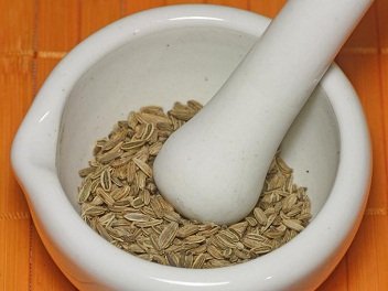 Fenchelsamen werden im M�rser zerstampft