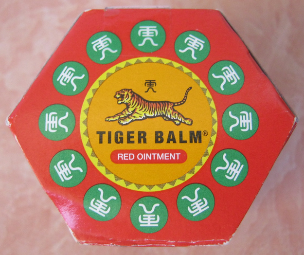Der
                      Schachteldeckel des Tigerbalsam mit dem runden
                      Logo mit dem orangen Tiger