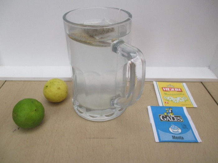 Zitronenwasser im 0,5Liter-Glas