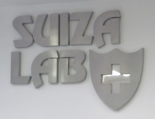 le logo "Suiza Lab" au
mur de la salle le logo "Suiza Lab" au mur de la
salle